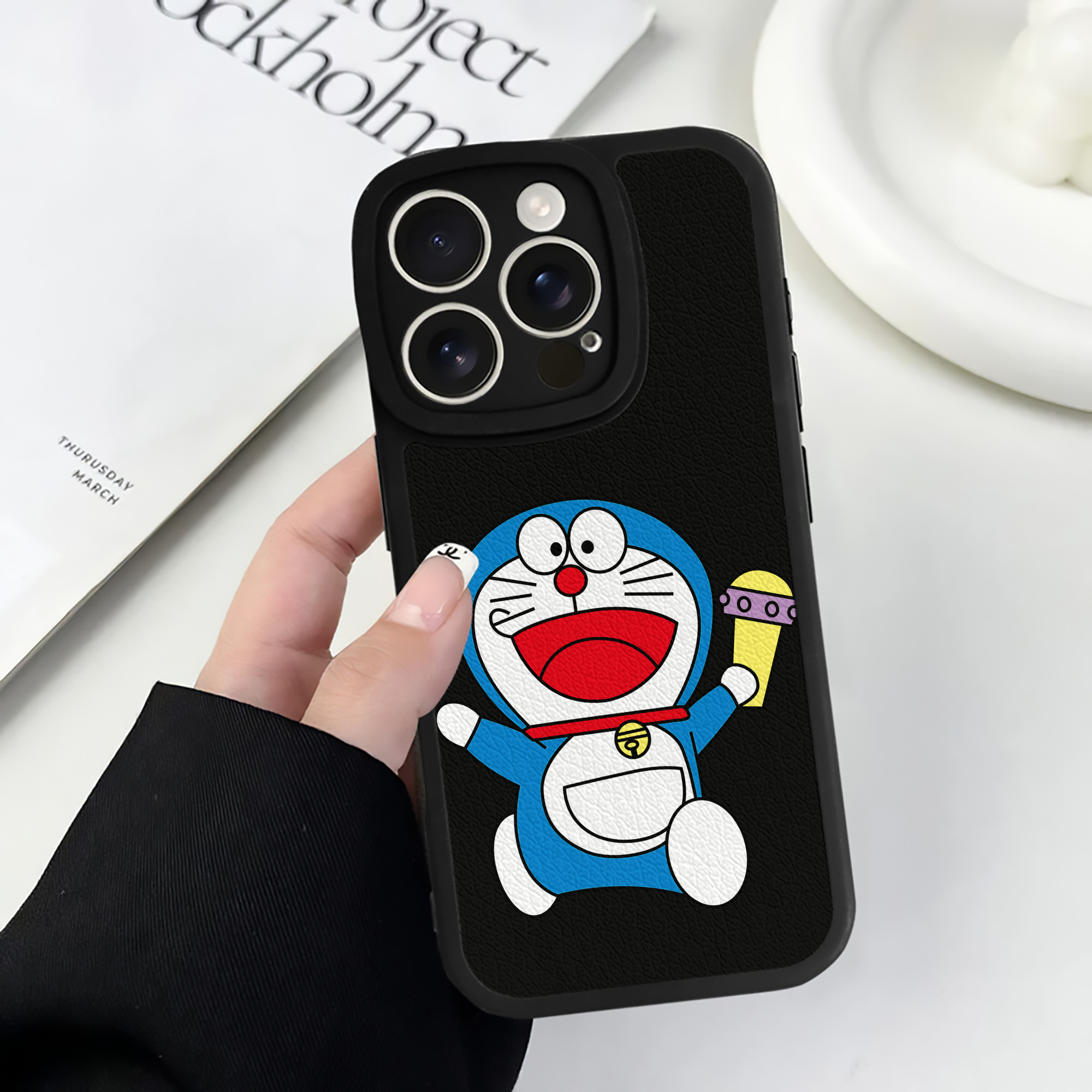 （画像用） ドラえもん Doraemon 【iPhone 16シリーズ対応】シリコンスマホケース（レザー調） 材質：シリコン